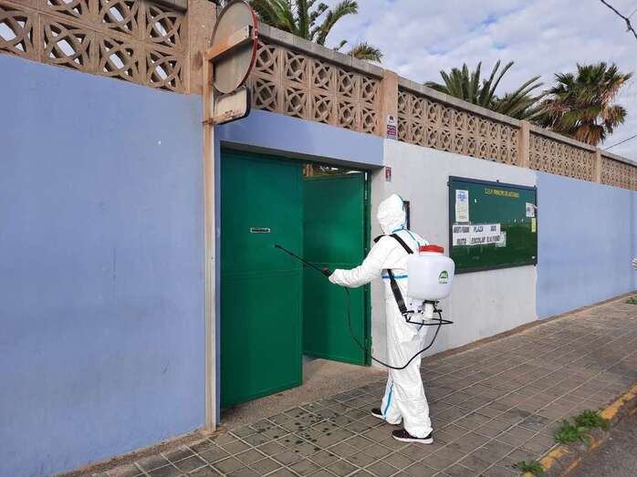 Labores de desinfección y limpieza en un colegio de Telde (Foto TA)